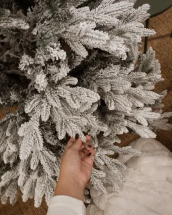 Sneklædt juletræ FORAKER 120 cm Hvid