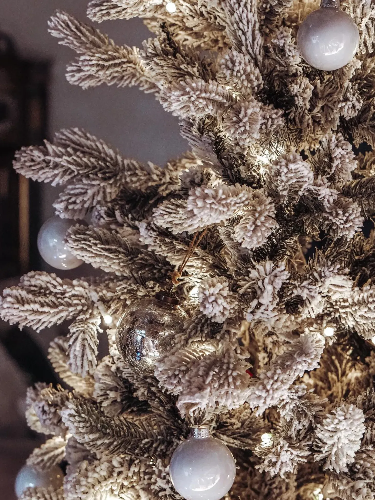 Sneklædt juletræ LED TATLOW 210 cm Grøn