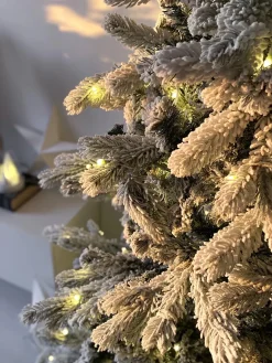 Sneklædt juletræ LED TATLOW 210 cm Grøn