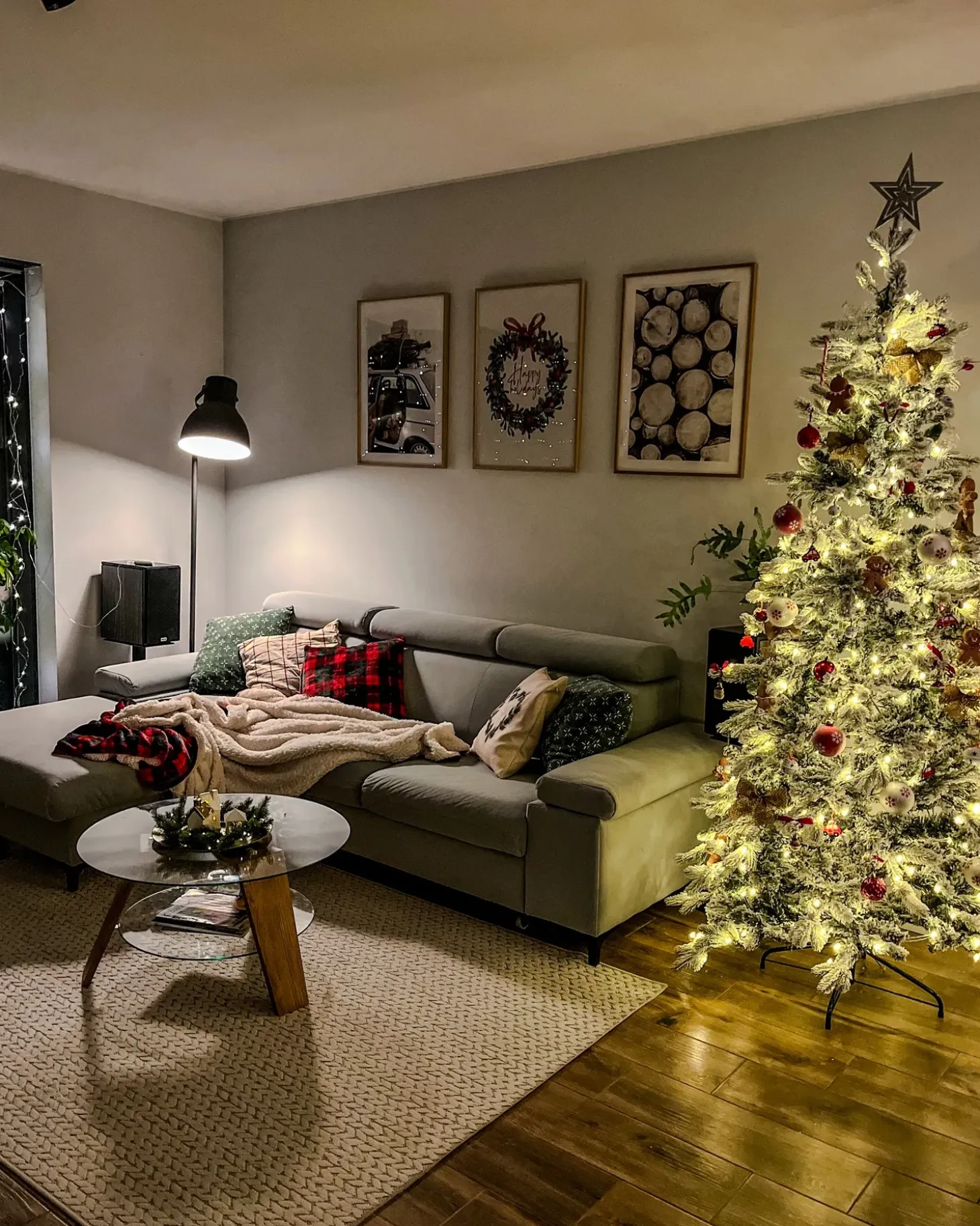 Sneklædt juletræ LED TATLOW 210 cm Grøn