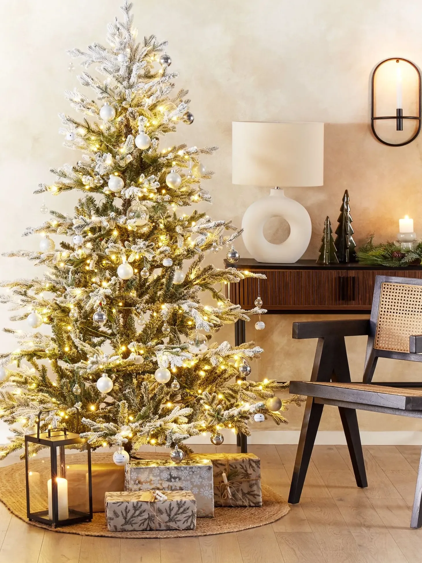 Sneklædt juletræ LED TATLOW 210 cm Grøn