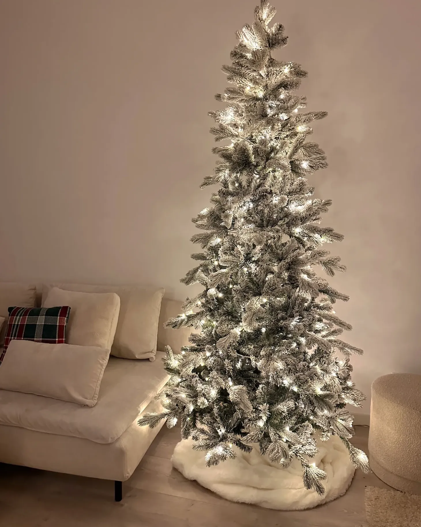 Sneklædt juletræ LED TATLOW 210 cm Grøn