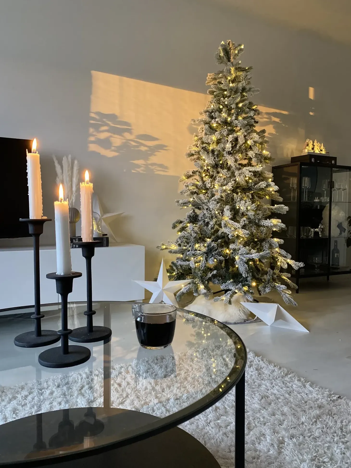Sneklædt juletræ LED TATLOW 210 cm Grøn