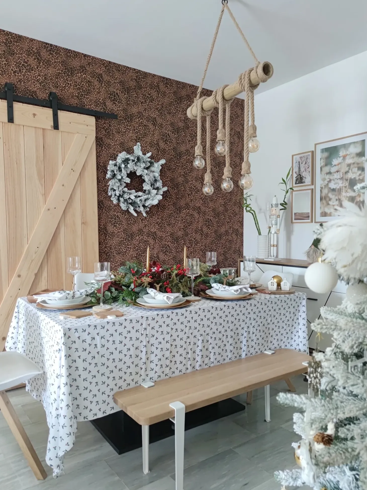 Sneklædt juletræ TOMICHI 210 cm Hvid