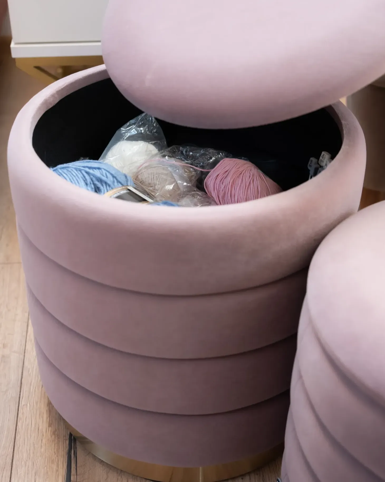 Sæt af 2 opbevaringspuffer GARLAND Velour Lyserød