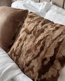 Sæt af 2 pyntepuder BAKIRA Kunstig pels 45 x 45 cm Brun Abstraktmønster