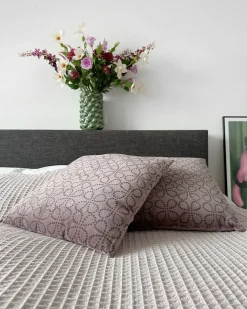 Sæt af 2 pyntepuder LARKSPUR Velour 45 x 45 cm Lyserød Geometrisk mønster