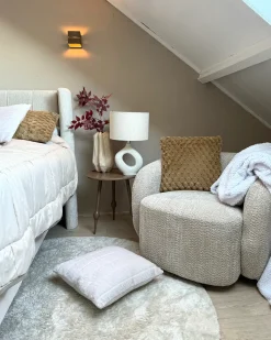 Sæt af 2 pyntepuder PURSLANE Kunstig pels 43 x 43 cm Sand Beige Geometrisk mønster