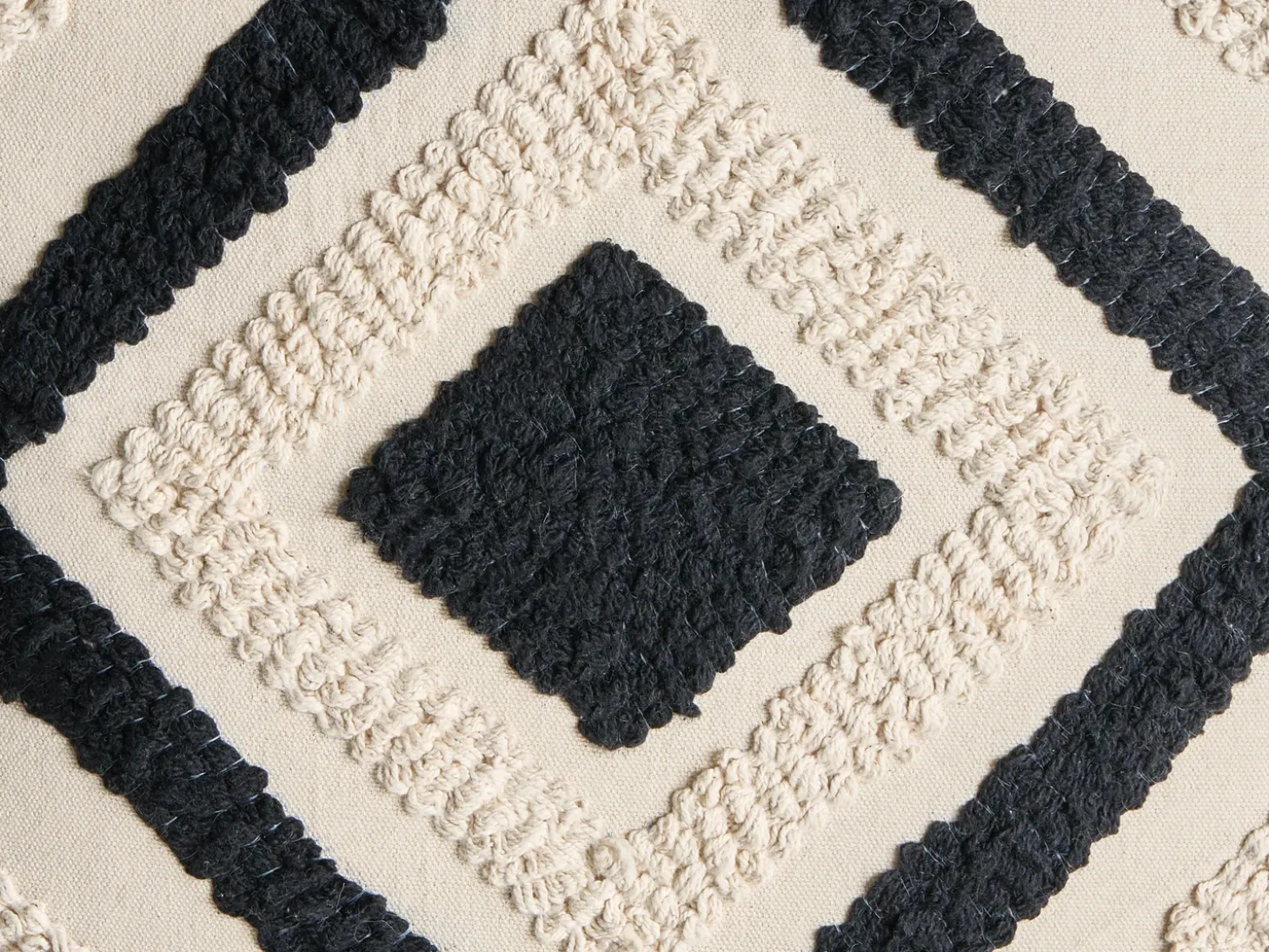 Sæt af 2 pyntepuder SARACA Bomuld 45 x 45 cm Sort/beige Geometrisk mønster