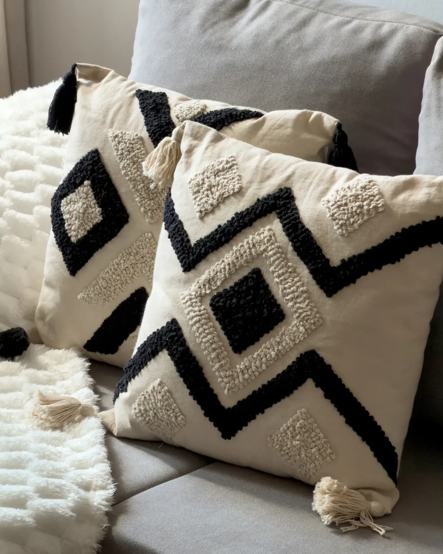 Sæt af 2 pyntepuder SARACA Bomuld 45 x 45 cm Sort/beige Geometrisk mønster