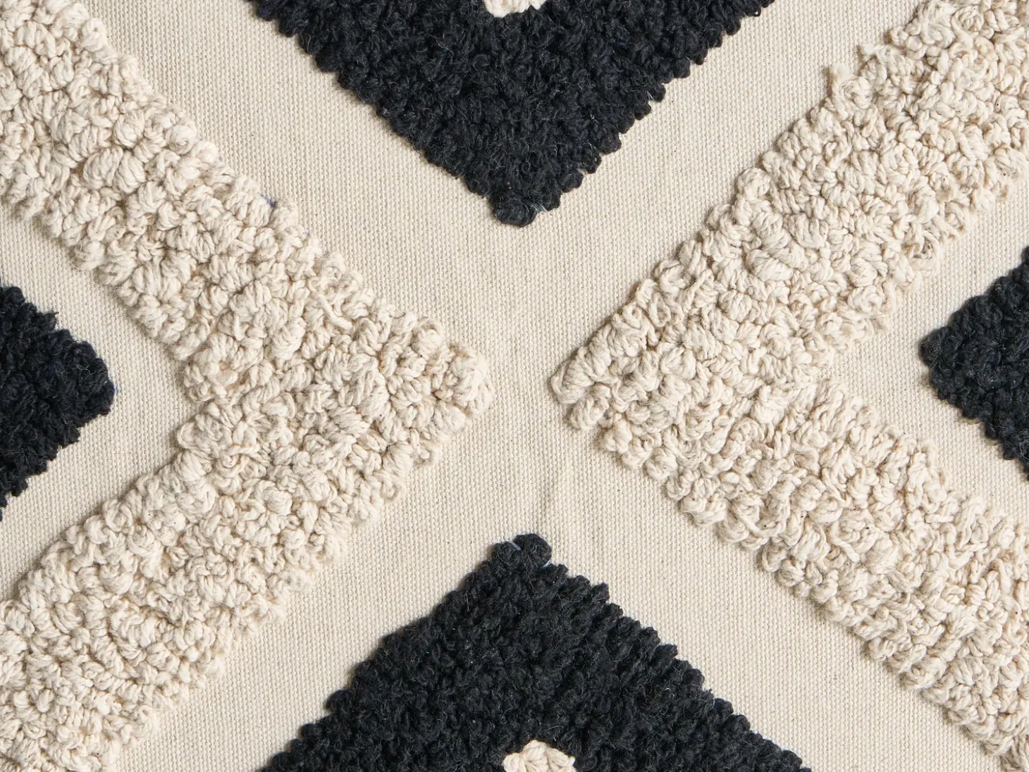 Sæt af 2 pyntepuder SARACA Bomuld 45 x 45 cm Sort/beige Geometrisk mønster