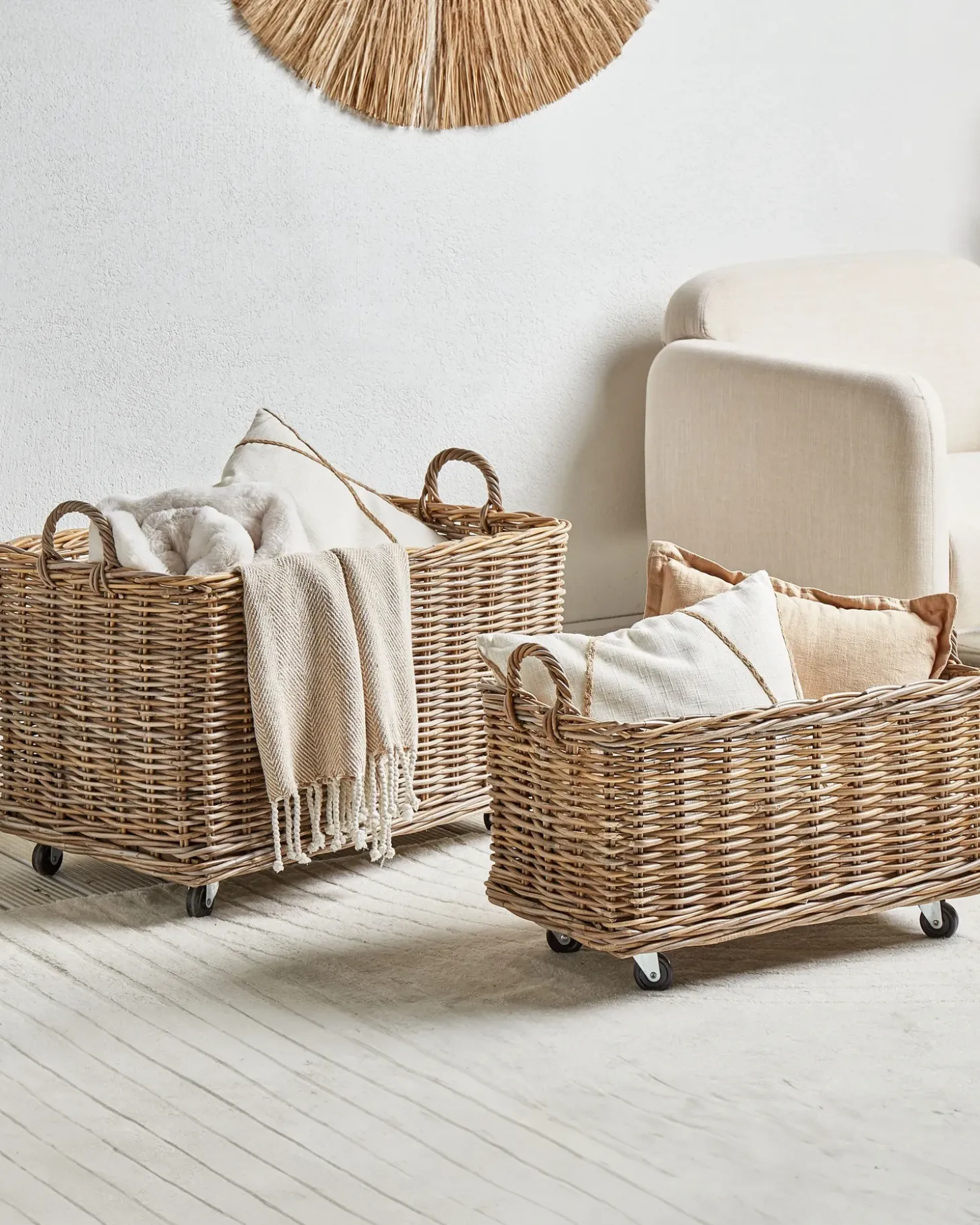 Sæt af 2 kurve KITIM med hjul Rattan Naturlig