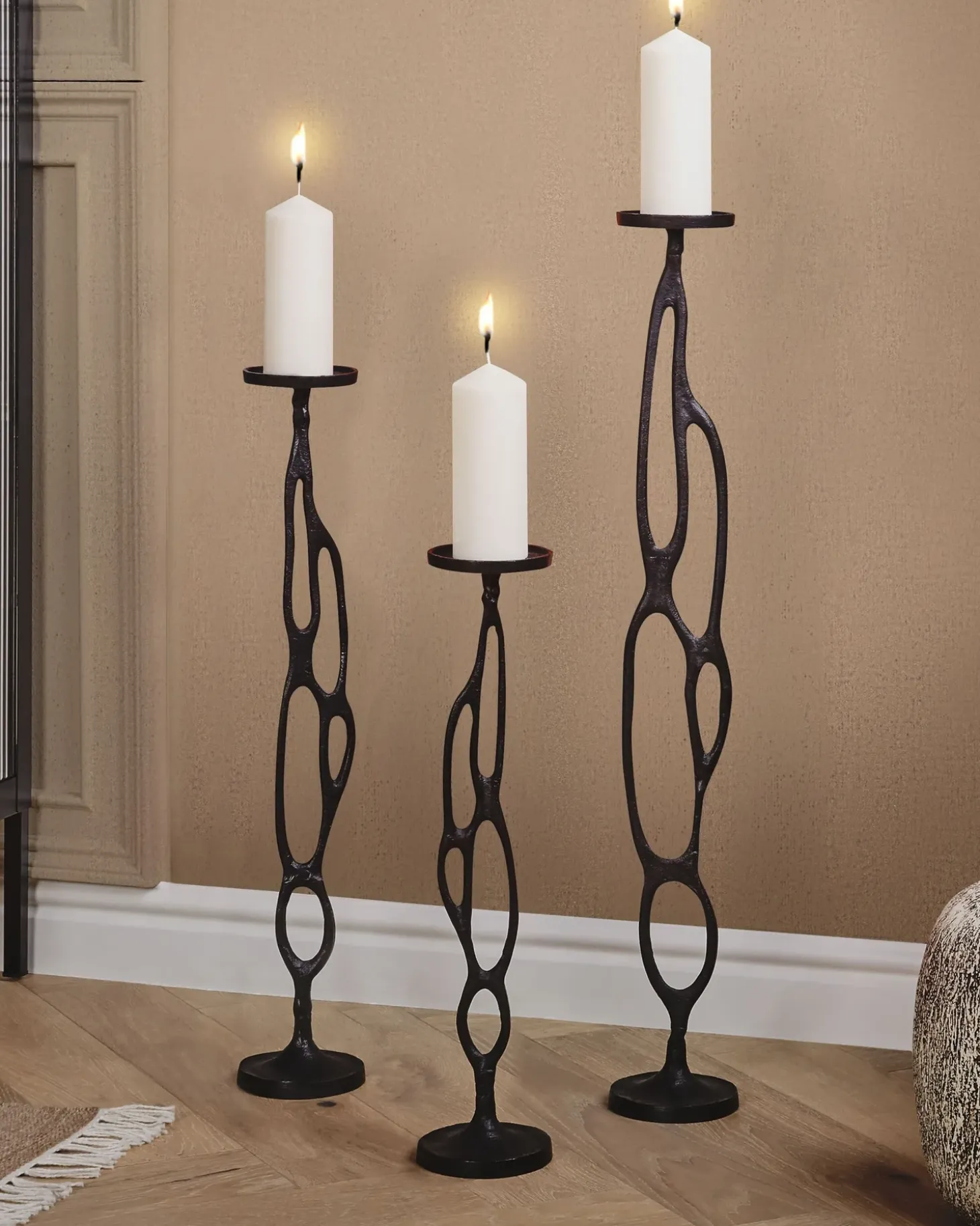 Sæt af 3 lysestager BUNI Metal 54/68/84 cm Sort