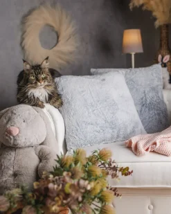 Sæt af 2 pyntepuder CLEMATIS Kunstig pels 45 x 45 cm Lysegrå Ensfarvet