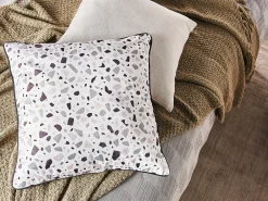 Sæt af 2 pyntepuder LAVENDER Velour 45 x 45 cm Hvid Terrazzo mønstre