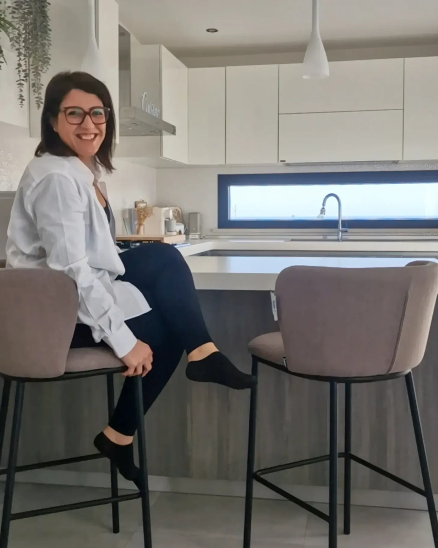Sæt med 2 barstole MINA Brungrå