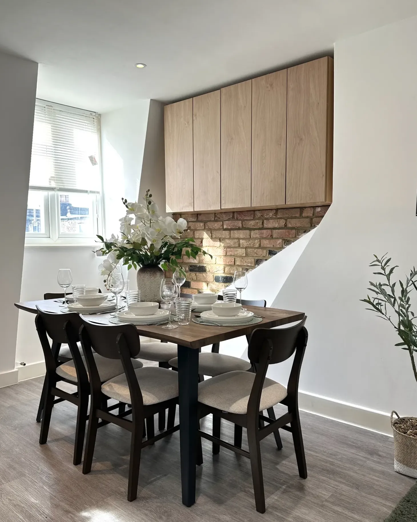Sæt med 2 spisebordsstole ANOKA Træ Mørkebrun/beige