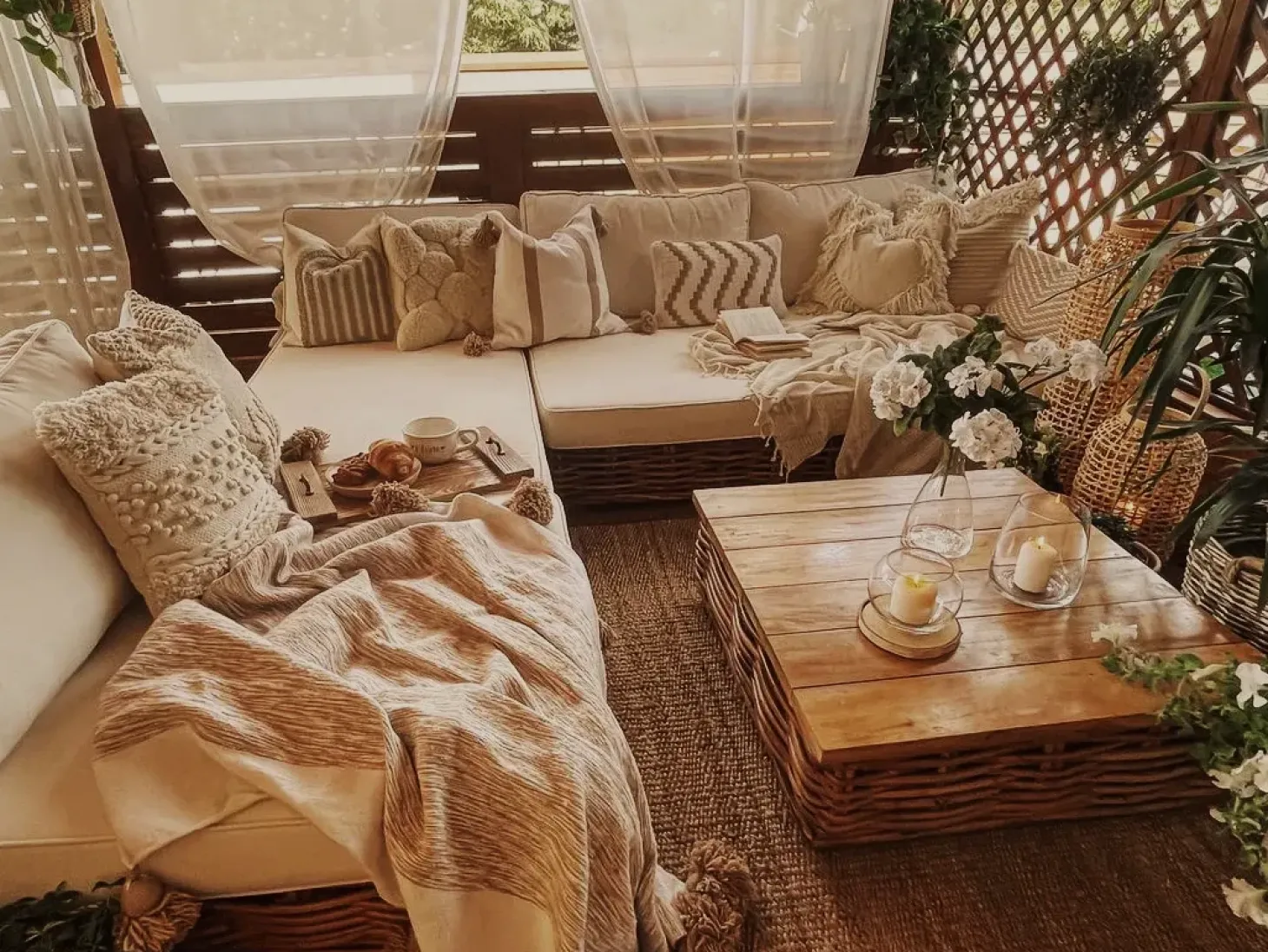 VARALLO 4 personers Loungesæt med bord Højrevendt Naturlig Rattan