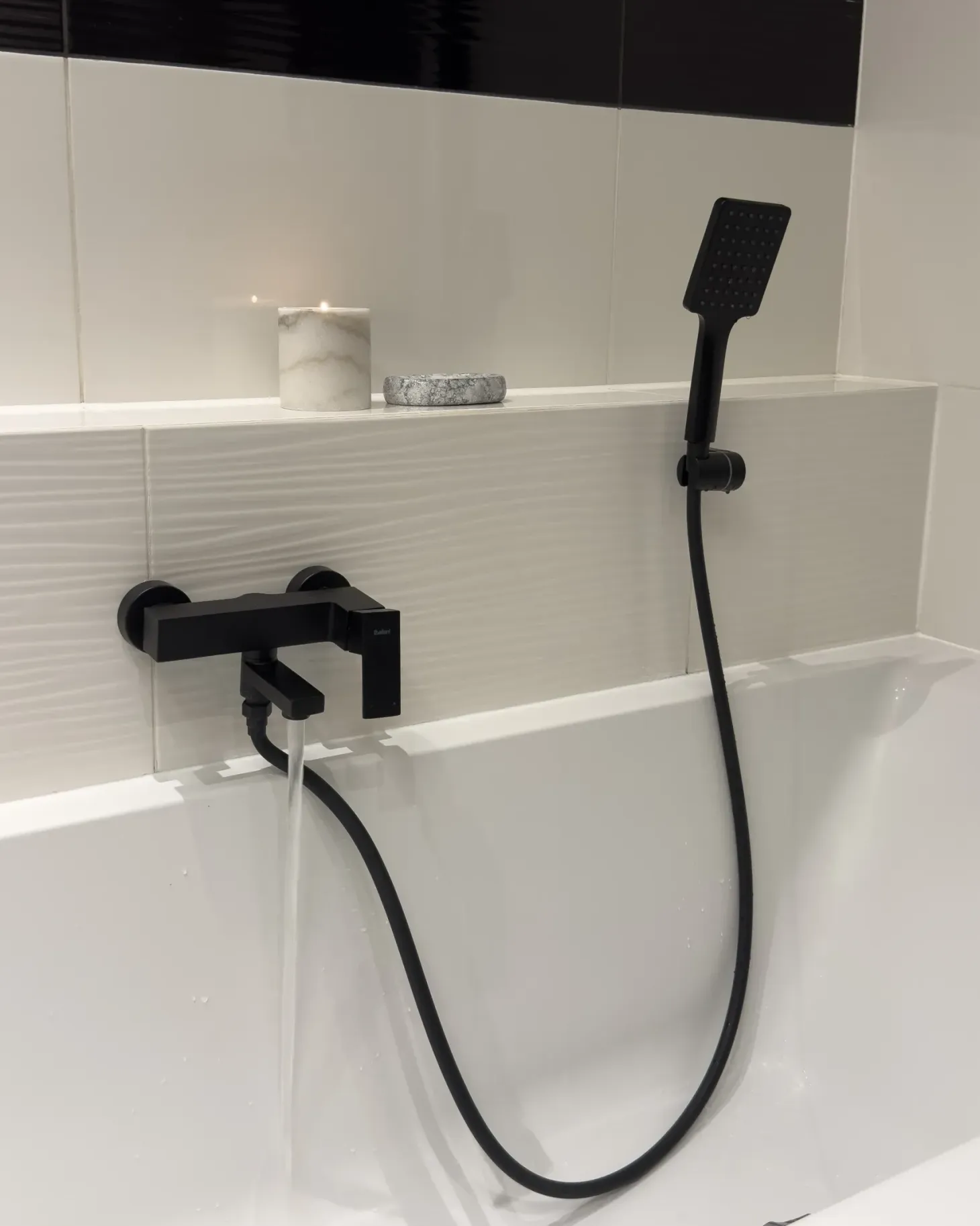 Vægmonteret blandingsbatteri til badekar og bruser BALNEARIO Sort